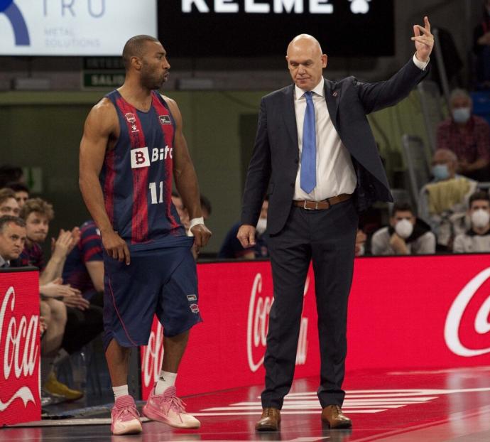 Neven Spahija charla con Jayson Granger, durante un partido de esta temporada