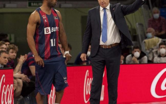 Neven Spahija charla con Jayson Granger, durante un partido de esta temporada