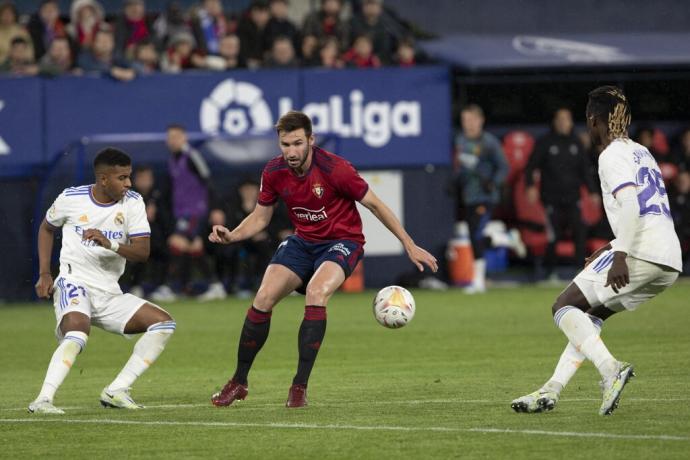 Moncayola, ante Rodrygo y Camavinga, en el duelo ante el Real Madrid.