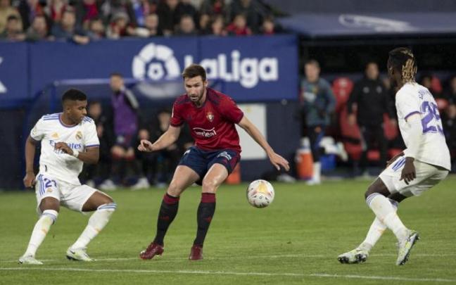 Moncayola, ante Rodrygo y Camavinga, en el duelo ante el Real Madrid.