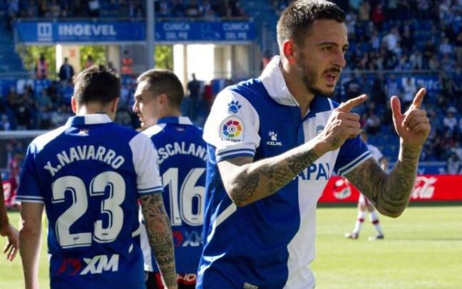 Joselu celebra uno de sus goles con el Alavés. Joselu celebra uno de sus goles con el Alavés.