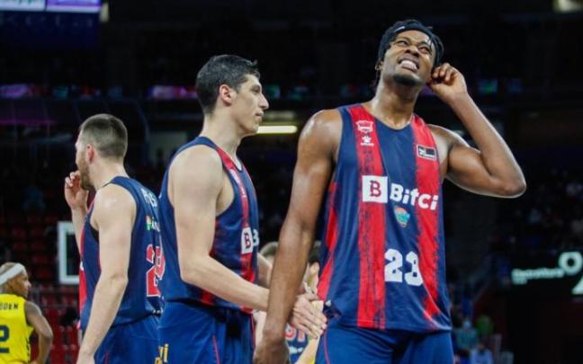 Enoch, pensativo en el partido ante el Murcia