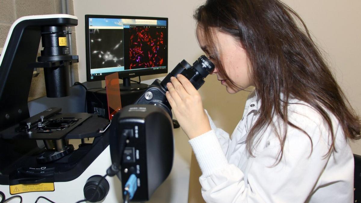 Una investigadora en los laboratorios de Polimerbio en el Parque Tecnológico de Miramon, en Donostia