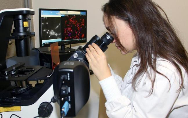 Una investigadora en los laboratorios de Polimerbio en el Parque Tecnol&oacute;gico de Miramon, en Donostia