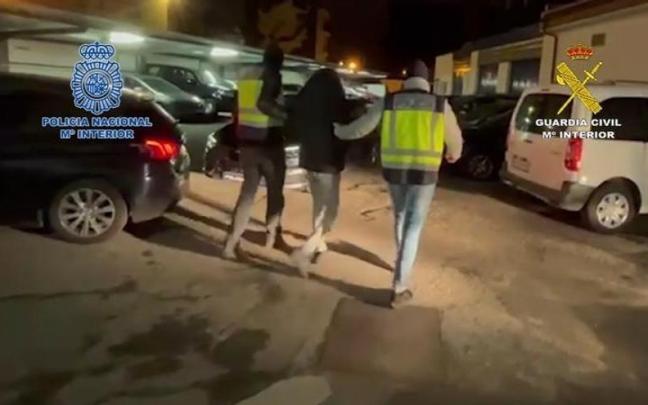 Un momento de la detención del hombre. Un momento de la detención del hombre.