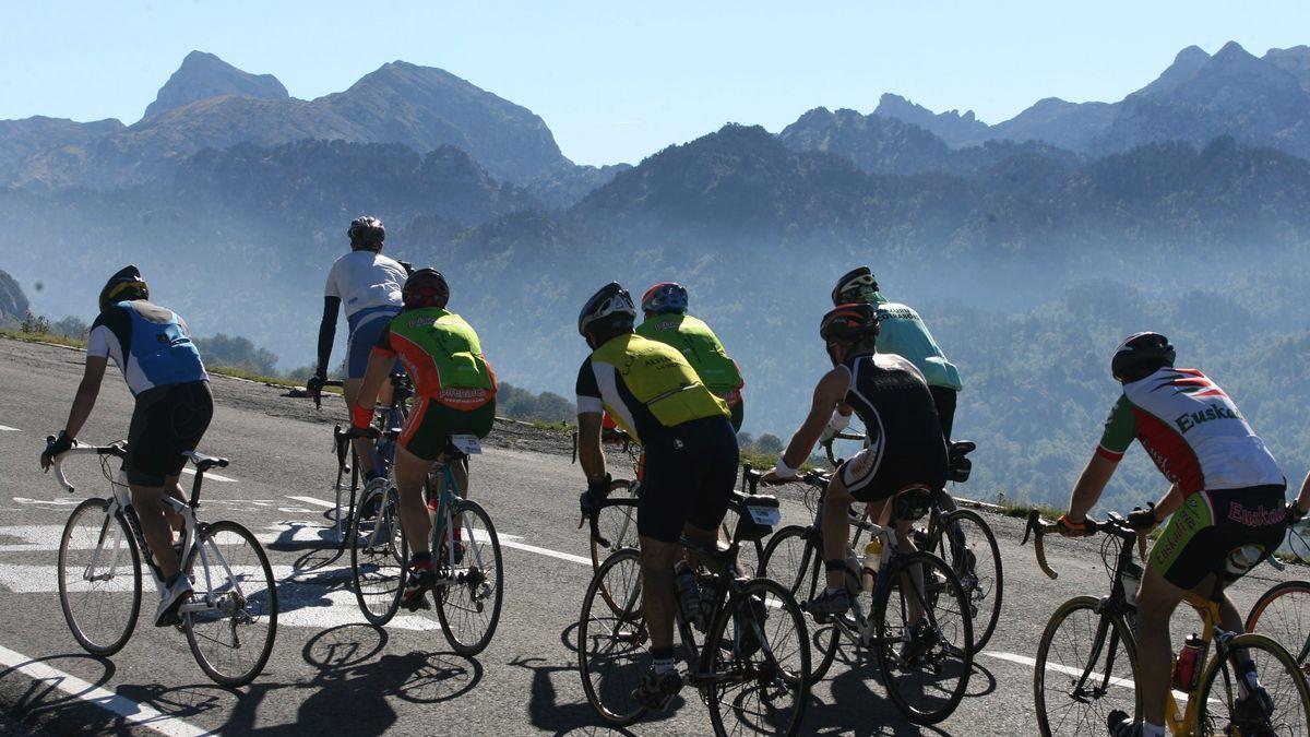 Varios ciclistas ascienden por el puerto de Belagua.