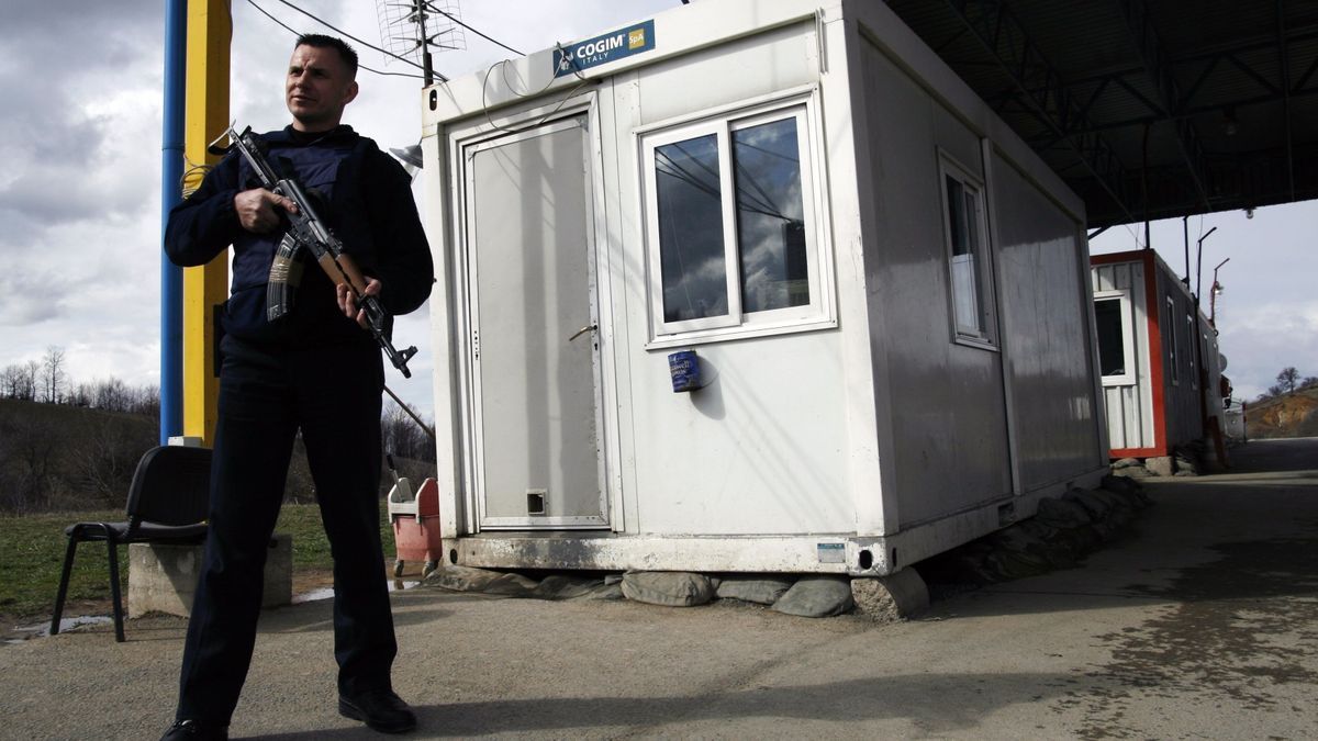Un guardia armada en la frontera entre Serbia y Kosovo