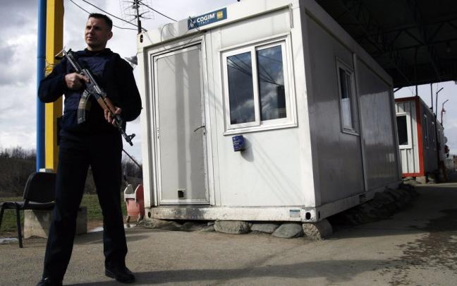 Un guardia armada en la frontera entre Serbia y Kosovo Un guardia armada en la frontera entre Serbia y Kosovo