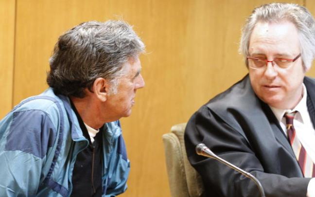 Enrique Olivares García (i), durante el proceso en el que se le juzgó en 2014. Enrique Olivares García (i), durante el proceso en el que se le juzgó en 2014.