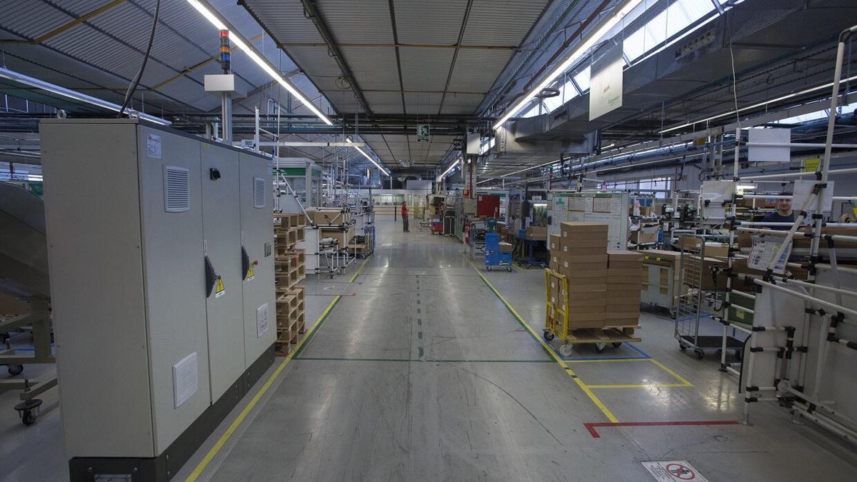 Interior de la planta de Schneider Electric en Puente la Reina.