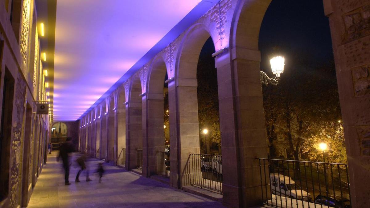 Los Arquillos van a iluminarse de morado este jueves