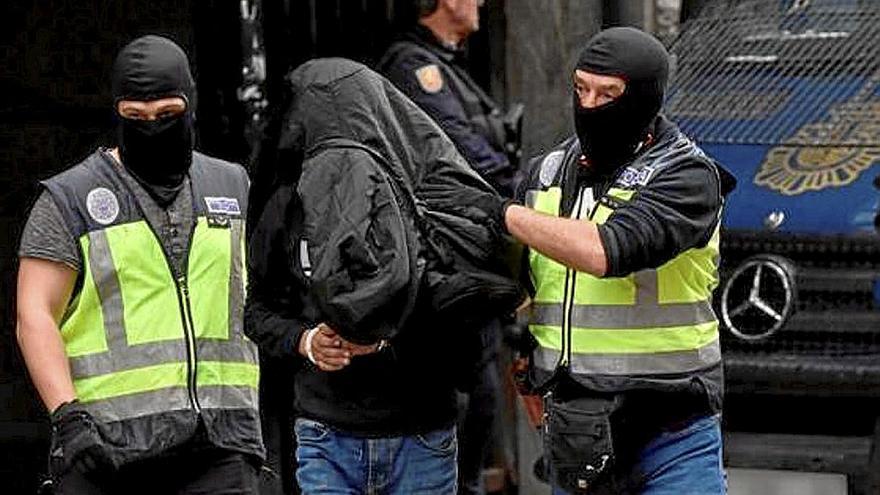 Agentes policiales detuvieron a un presunto yihadista el pasado octubre en Granada. | FOTO: EFE