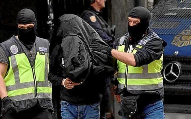Agentes policiales detuvieron a un presunto yihadista el pasado octubre en Granada. | FOTO: EFE Agentes policiales detuvieron a un presunto yihadista el pasado octubre en Granada. | FOTO: EFE