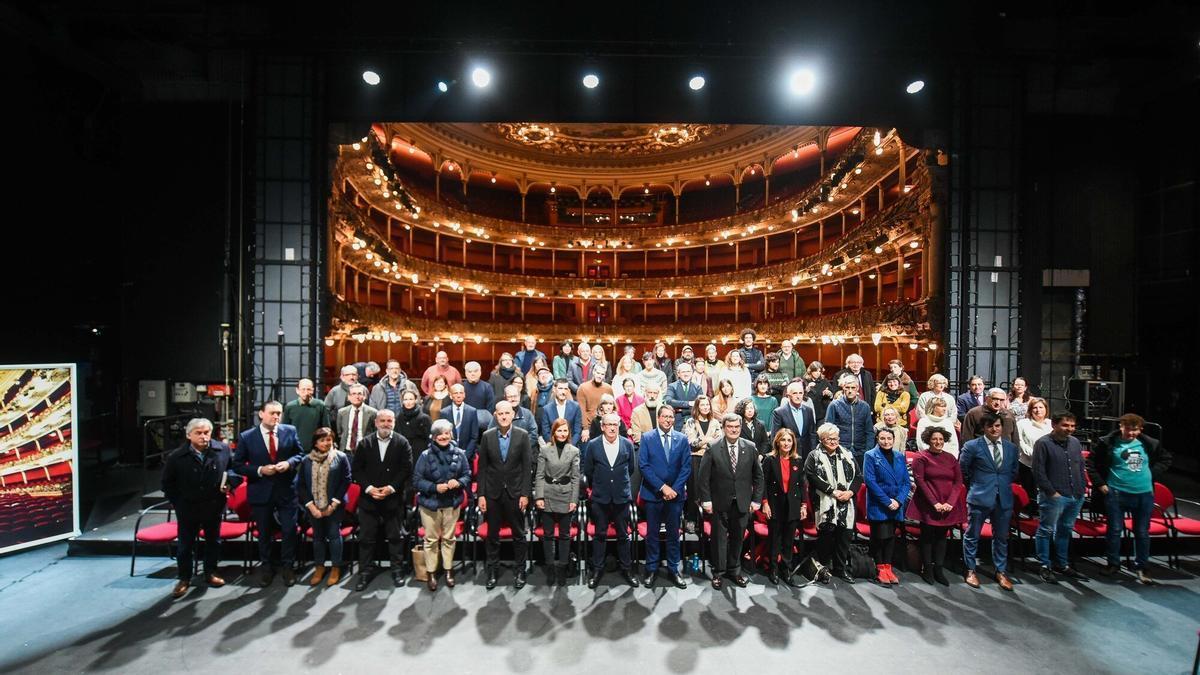 Aburto y Olabarria, con representantes del sector cultural de la villa.