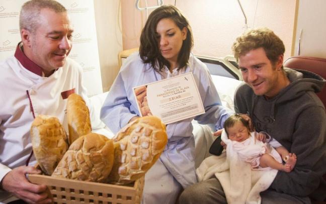 Entrega de pan a la familia de la pequeña Iziar, que nació en Txagorritxu el 1 de enero de 2018. Entrega de pan a la familia de la pequeña Iziar, que nació en Txagorritxu el 1 de enero de 2018.