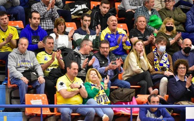 Público durante un partido del Bidasoa Irun en Artaleku