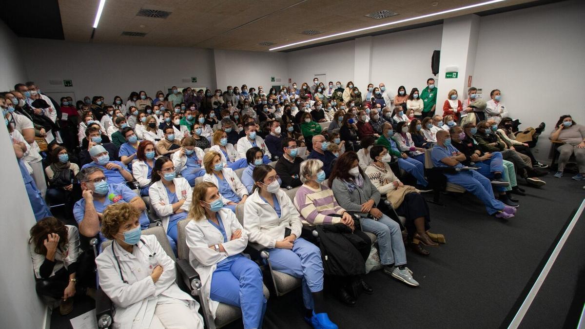 Decenas de facultativos, durante la asamblea de ayer del Sindicato Médico en el salón de actos del HUN.