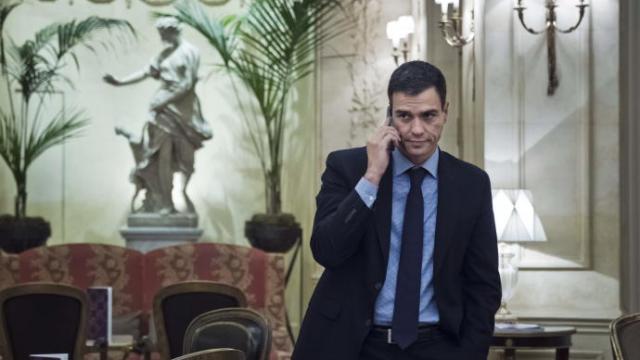 Pedro Sánchez, hablando por el móvil.