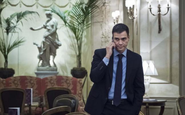 Pedro Sánchez, hablando por el móvil.
