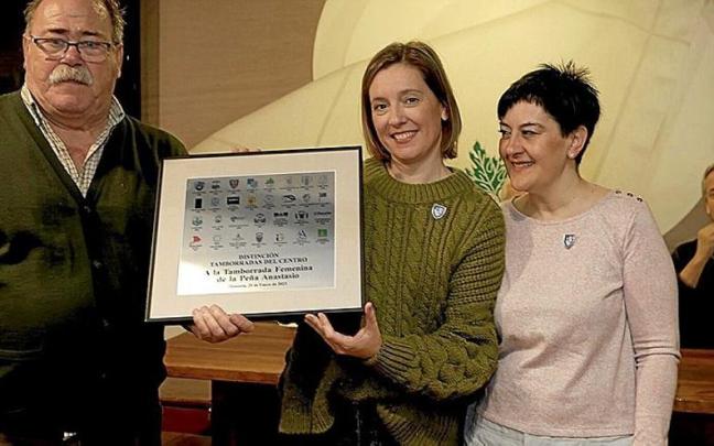 Josean Rodríguez, premiado el pasado año, entrega la Distinción del Año a Olatz Ezeiza y May López, de la Peña Anastasio Femenina.