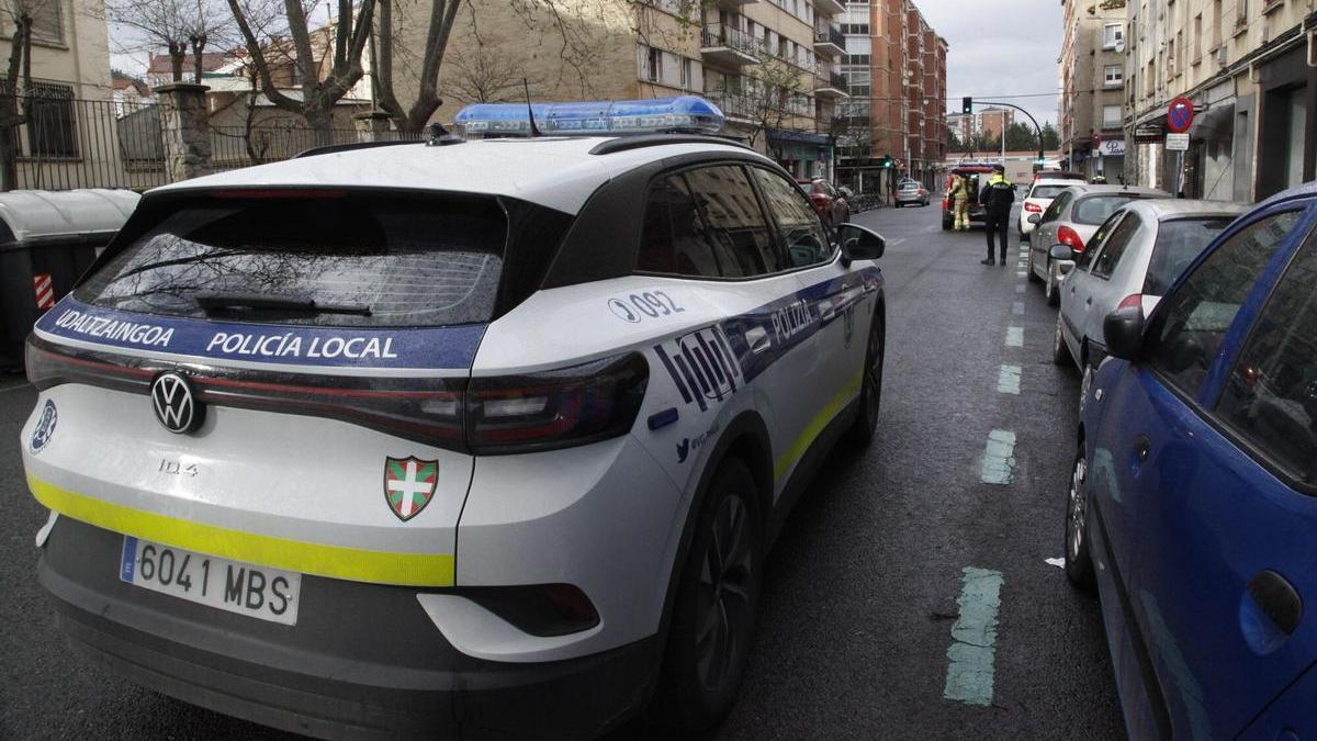 Un coche de la Policía Local de Vitoria en el barrio de Ariznabarra