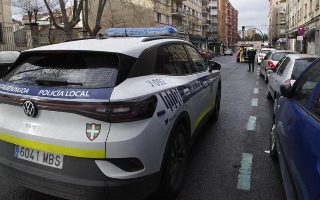 Un coche de la Policía Local de Vitoria en el barrio de Ariznabarra Un coche de la Policía Local de Vitoria en el barrio de Ariznabarra