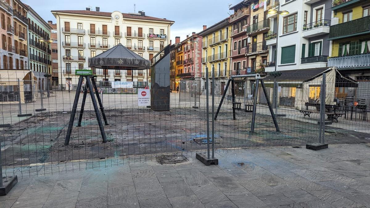 El parque infantil de la plaza Nueva está siendo renovado. Foto: N.G.