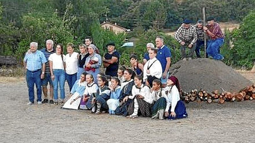 Los vecinos de Anto&ntilde;ana han recuperado de nuevo este fin de semana la tradici&oacute;n de la carbonera. | FOTO: PABLO JOS&Eacute; P&Eacute;REZ
