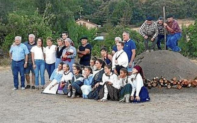 Los vecinos de Anto&ntilde;ana han recuperado de nuevo este fin de semana la tradici&oacute;n de la carbonera. | FOTO: PABLO JOS&Eacute; P&Eacute;REZ