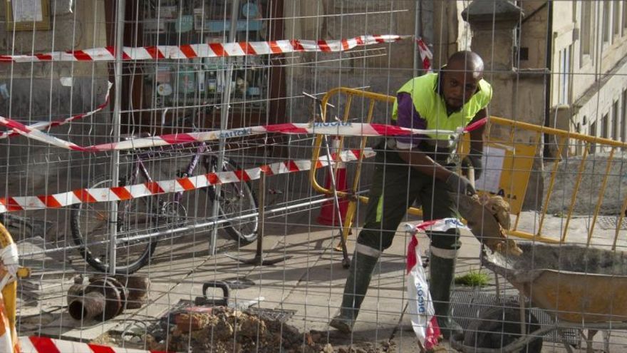 Un operario trabaja en una obra.