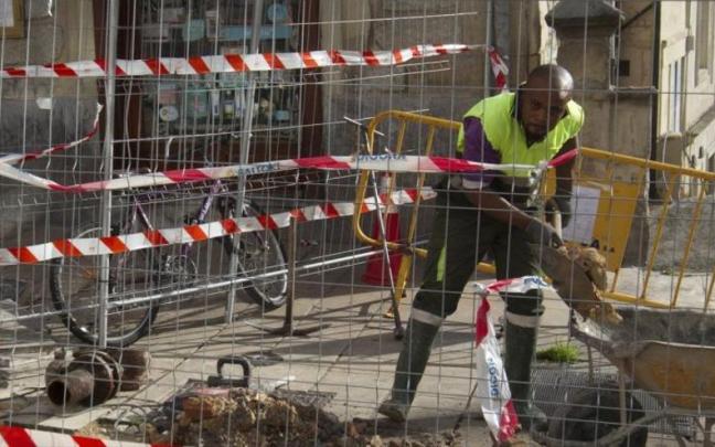 Un operario trabaja en una obra. Un operario trabaja en una obra.