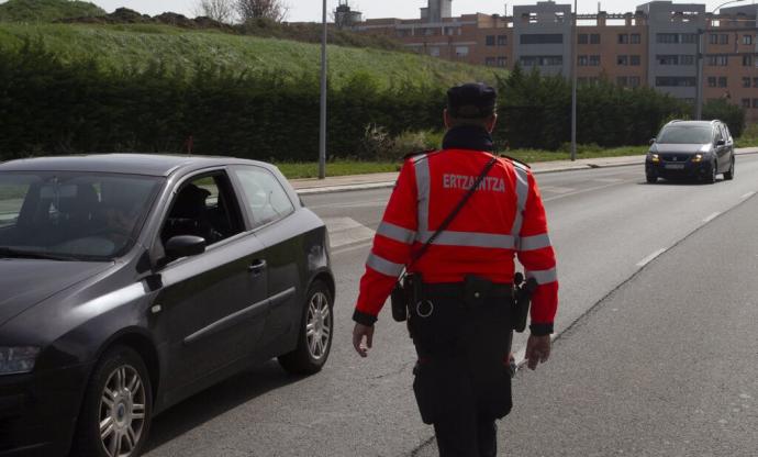 Control de la Ertzaintza en un acceso a Vitoria.