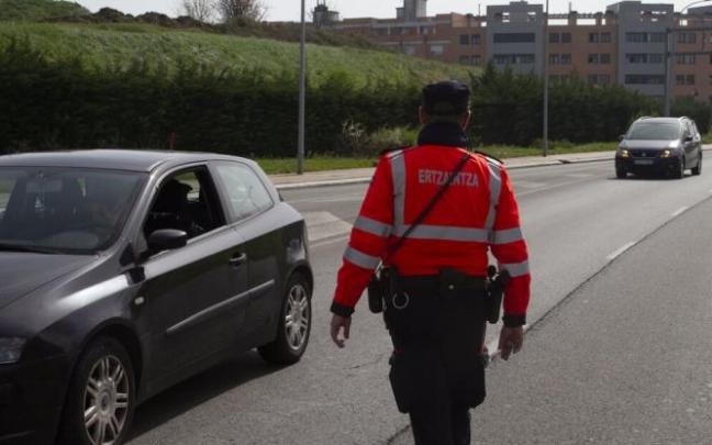 Control de la Ertzaintza en un acceso a Vitoria.