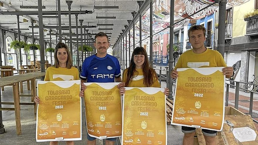 Integrantes del club TAKE con los carteles de la fiesta. | FOTO: TAKE