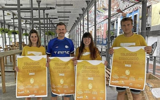 Integrantes del club TAKE con los carteles de la fiesta. | FOTO: TAKE