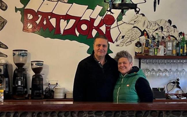 Derio Harry y Fernando Henares y Bego&ntilde;a Bilbao se han despedido del batzoki de Derio tras 31 a&ntilde;os.