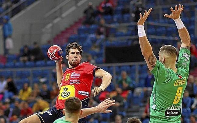 Daniel Dujshebaev s eleva para lanzar, en el partido de ayer.