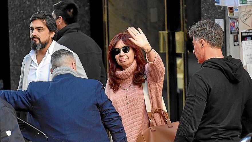 Cristina Fernández de Kirchner responde ayer a las muestras de cariño al salir de su casa para declarar. | FOTO: E.P.