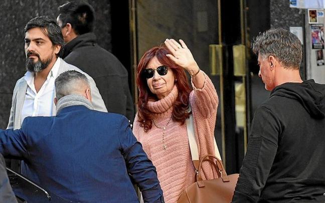 Cristina Fernández de Kirchner responde ayer a las muestras de cariño al salir de su casa para declarar. | FOTO: E.P.