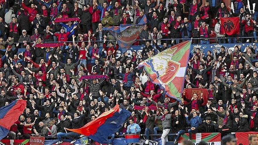 Aficionados de Osasuna en El Sadar. Foto: Patxi Cascante