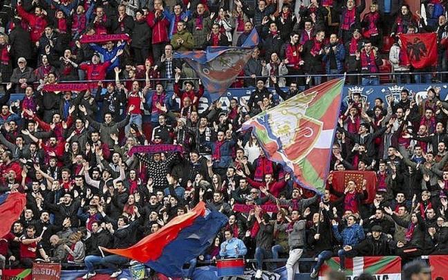 Aficionados de Osasuna en El Sadar. Foto: Patxi Cascante