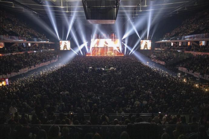 Vista general del Navarra Arena lleno de gente durante el concierto de Fito & Fitipaldis