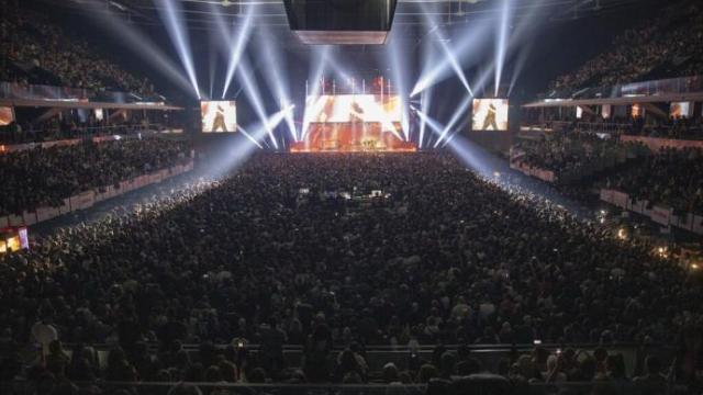 Vista general del Navarra Arena lleno de gente durante el concierto de Fito & Fitipaldis
