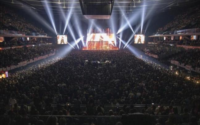 Vista general del Navarra Arena lleno de gente durante el concierto de Fito & Fitipaldis Vista general del Navarra Arena lleno de gente durante el concierto de Fito & Fitipaldis