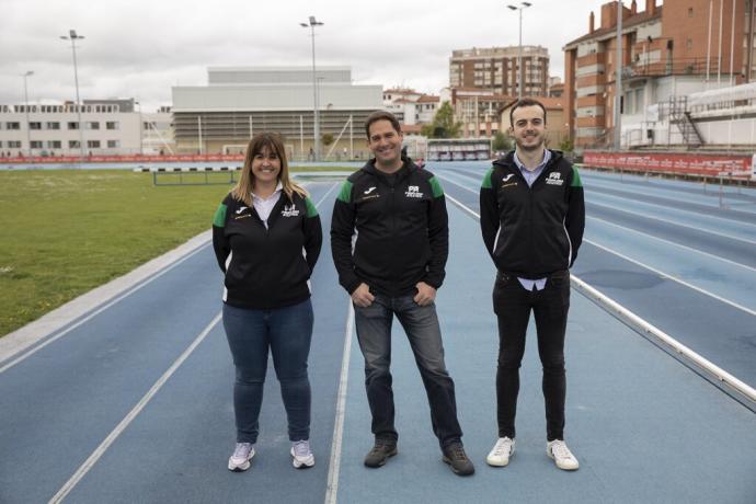 Pablo Branchi, en el centro, junto a Tania Sola y Jorge Illarramendi, responsables de los conjuntos femenino y masculino de la liga de División de Honor.