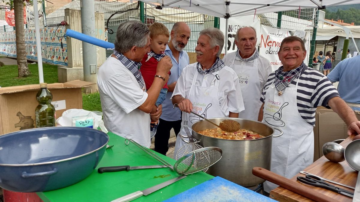 Miembros de la Cofradía de la Sopa de Ajo, con el expresidente del Athletic Athletic Aitor Elizegi.