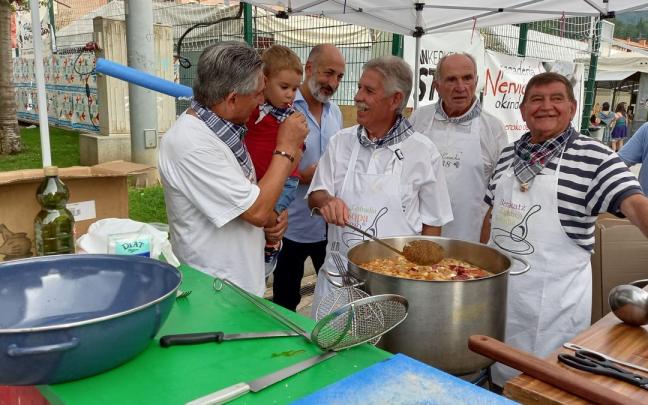 Miembros de la Cofrad&iacute;a de la Sopa de Ajo, con el expresidente del Athletic Athletic Aitor Elizegi.