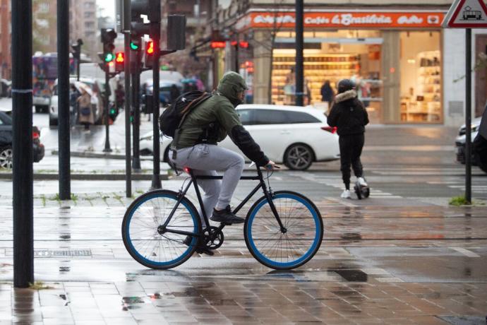Un ciclista por las calles de Vitoria.
