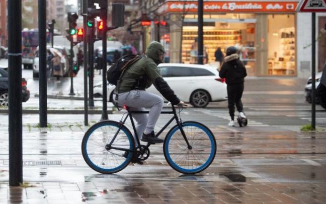Un ciclista por las calles de Vitoria.