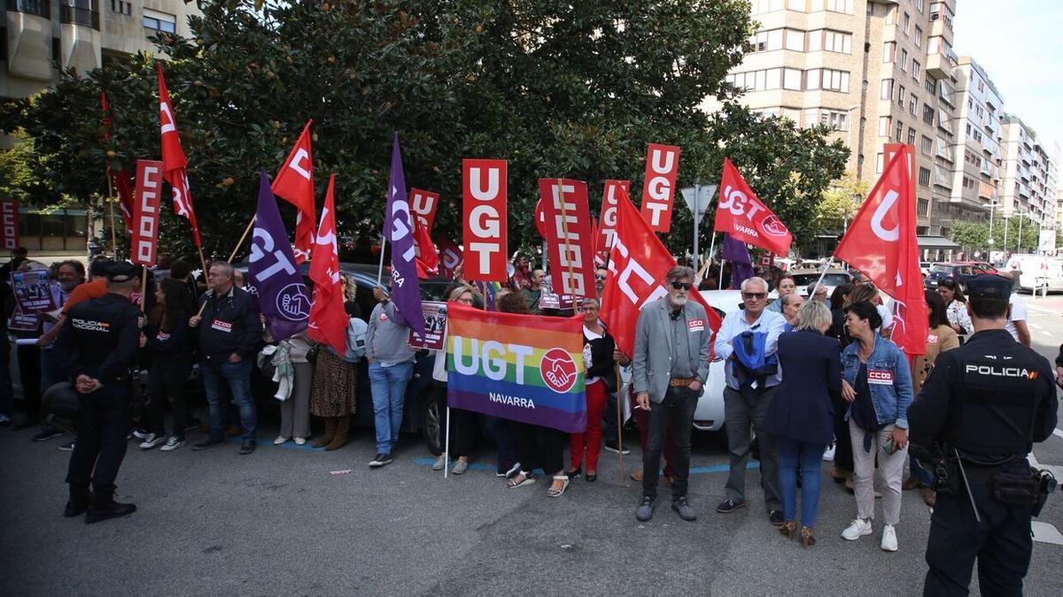 Protesta de UGT y CCOO enfrente de la CEN, en Pamplona.